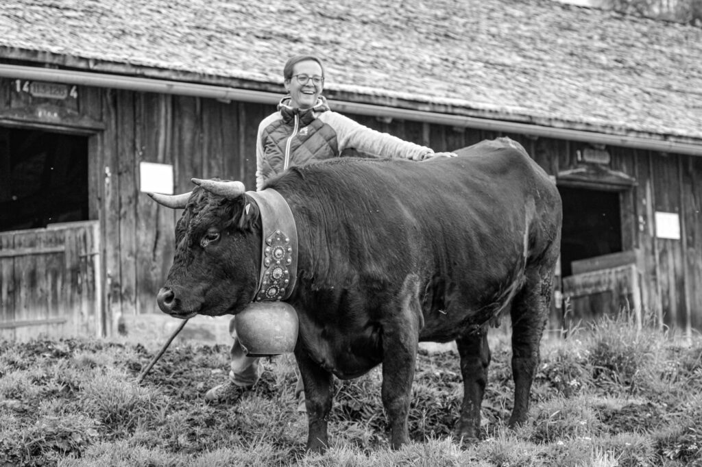 Virginie Jean en compagnie d'une reine, Vache de la race d'Hérens