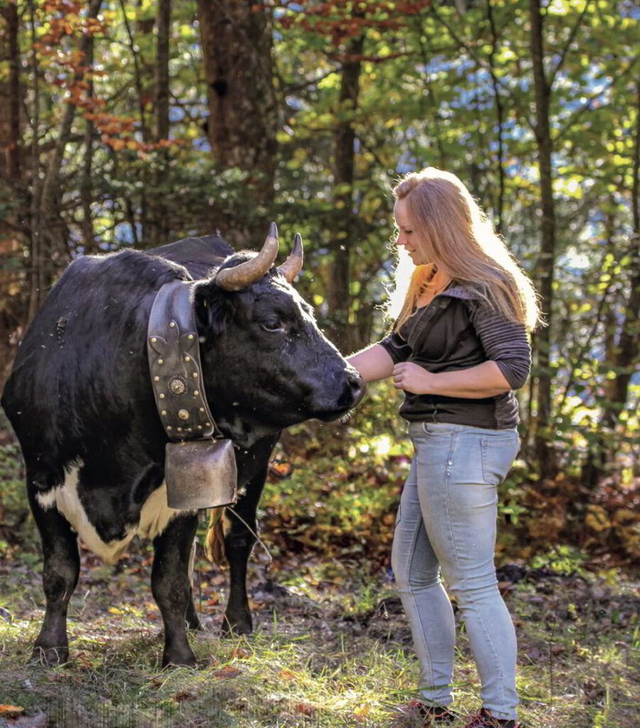 Image d'une femme avec une vache